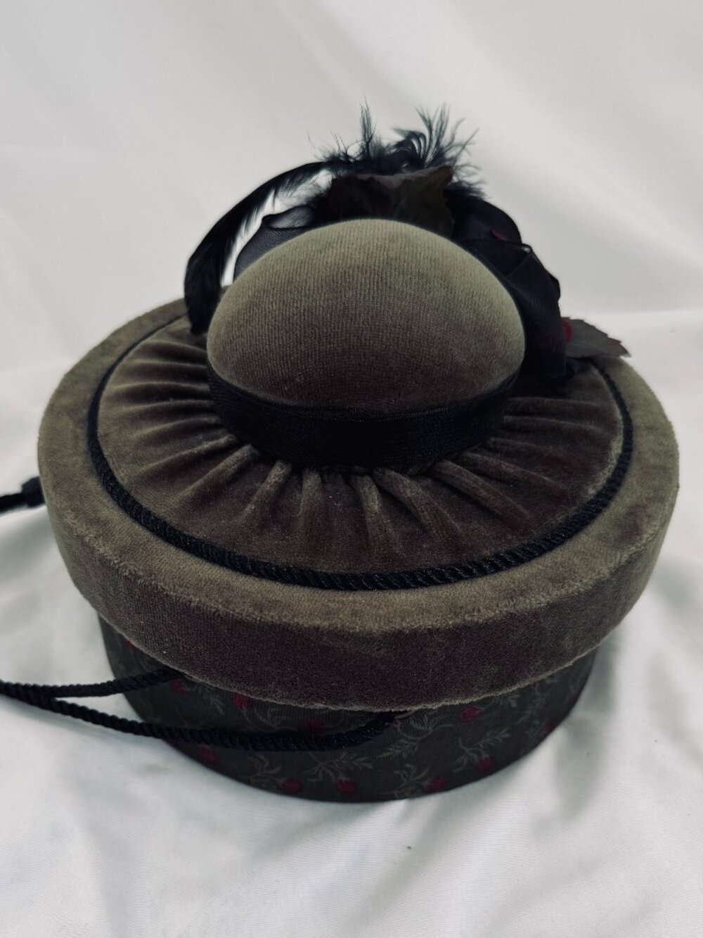 Vintage Green Velvet Hat Box Purse w Burgundy Flowers 7.25 Diameter